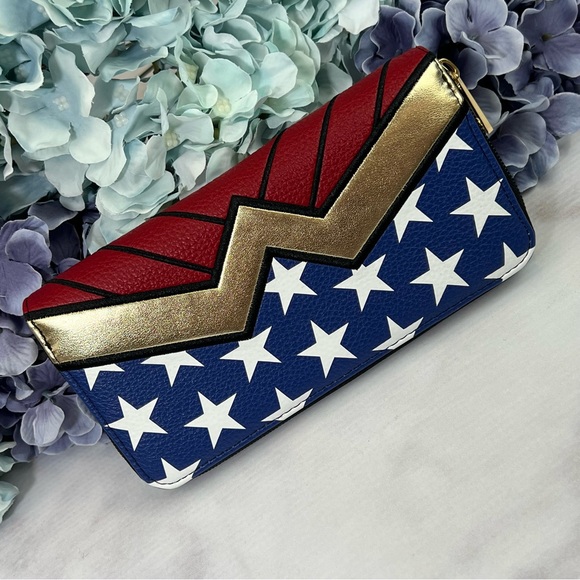 DC Comics Wonder Woman Clutch Wallet - Picture 2 of 15